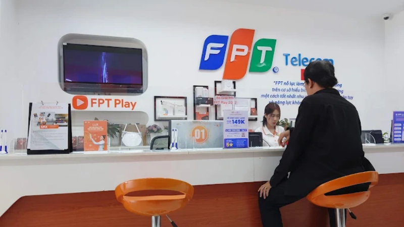 Đến địa chỉ văn phòng FPT Quận 7 để được hỗ trợ các thủ tục trực tiếp
