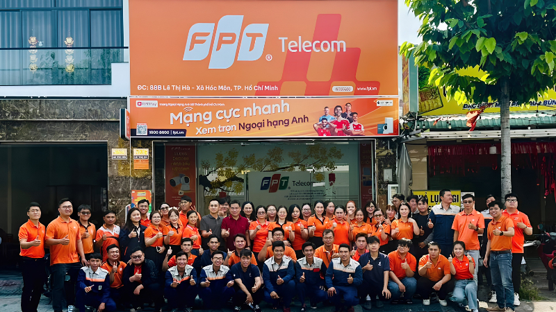 VPGD FPT Telecom Hóc Môn hỗ trợ khách hàng các thủ tục