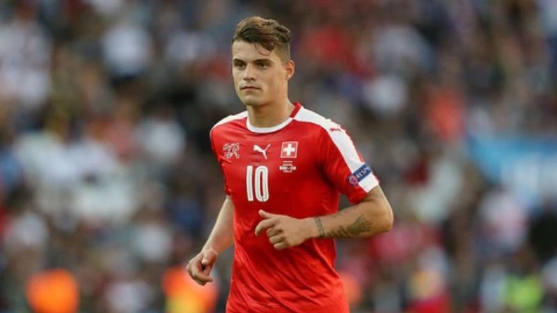 granit-xhaka-ganh-vac-vai-tro-dieu-tiet-loi-choi-khi-thuy-si-thieu-vang-nhan-su-sang-tao