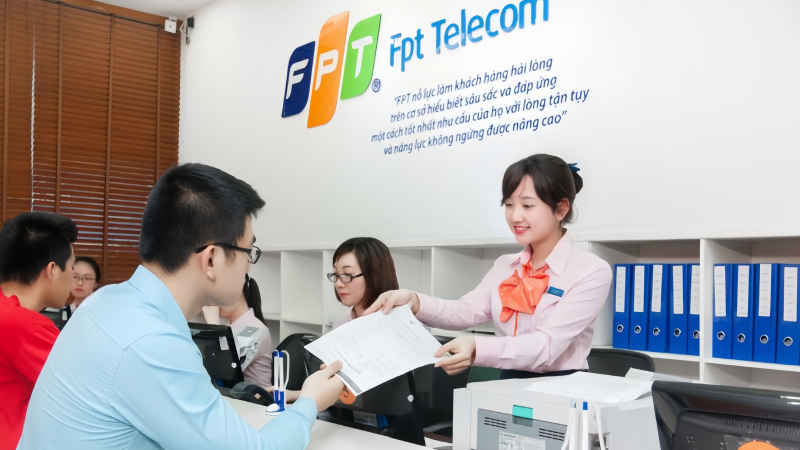Nhân viên FPT hỗ trợ khách hàng nhiệt tình, chuyên nghiệp