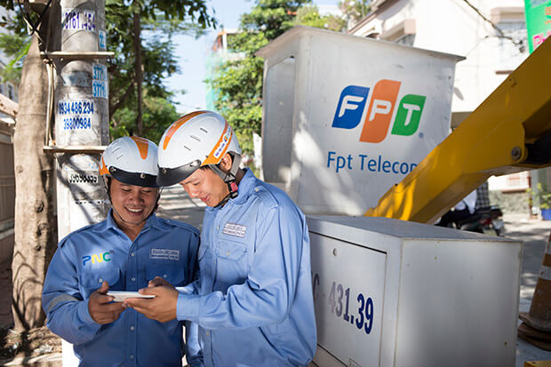 Kỹ thuật viên FPT luôn sẵn sàng phục vụ khách hàng lắp Wifi
