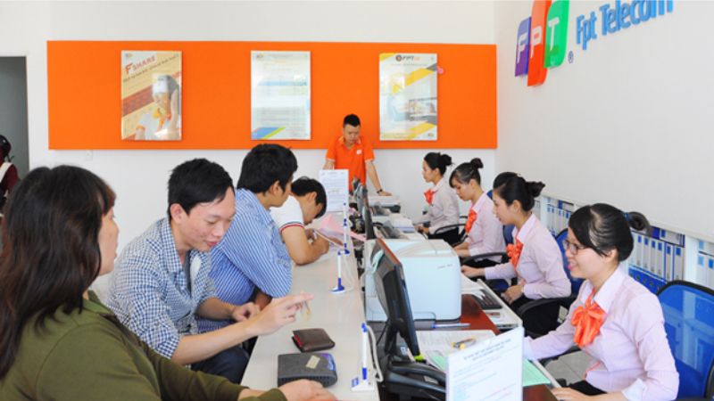 Giao dịch viên trao đổi trực tiếp để tư vấn gói cước phù hợp nhu cầu sử dụng