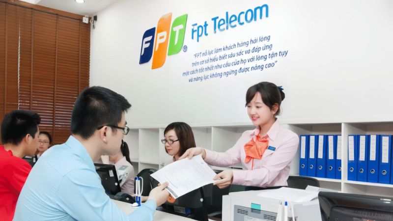 Giao dịch viên FPT Telecom tư vấn lắp mạng Internet tại Xuân Mai