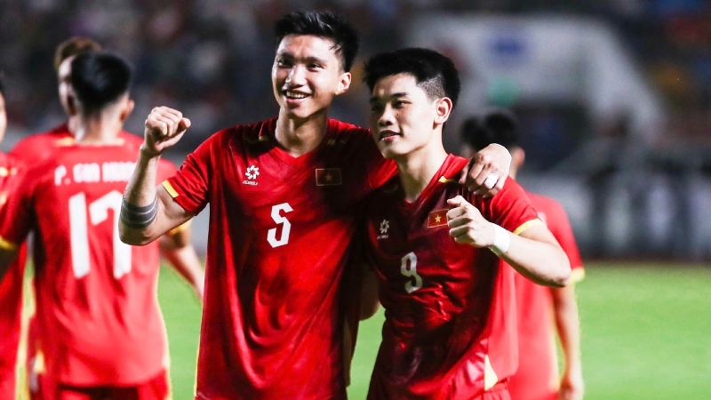 Cầu thủ Đoàn Văn Hậu và Đình Bắc ăn mừng sau trận đấu thắng Myanmar 4-0
