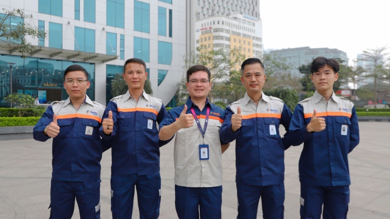 Đội ngũ kỹ thuật FPT kiểm tra hạ tầng cáp quang thực tế