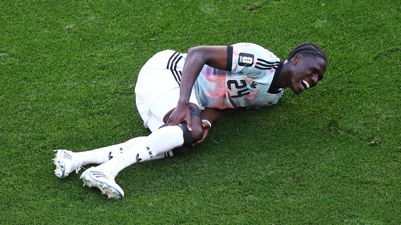 Amadou Onana đứt dây chằng ảnh hưởng trực tiếp đến hàng tiền vệ của Unai Emery