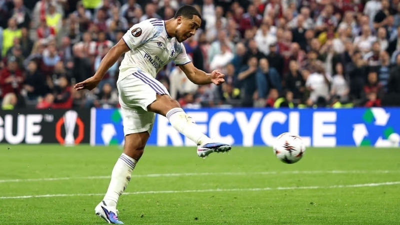 Youri Tielemans dính chấn thương gân kheo