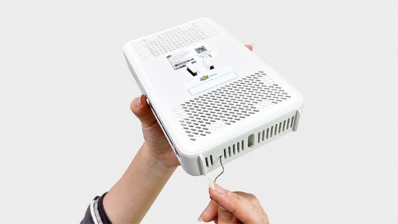 Khởi động lại modem hoặc router