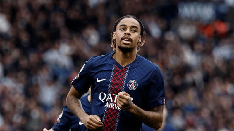 Bradley-Barcola-thi-dau-trong-mau-ao-PSG
