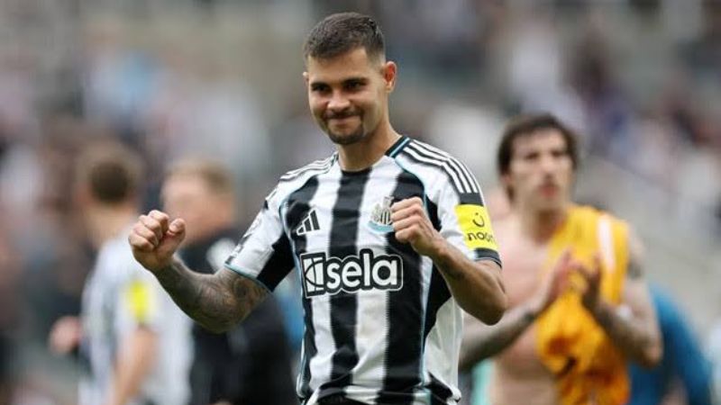 Guimaraes-la-doi-truong-va-tru-cot-khong-the-thay-the-cua-Newcastle