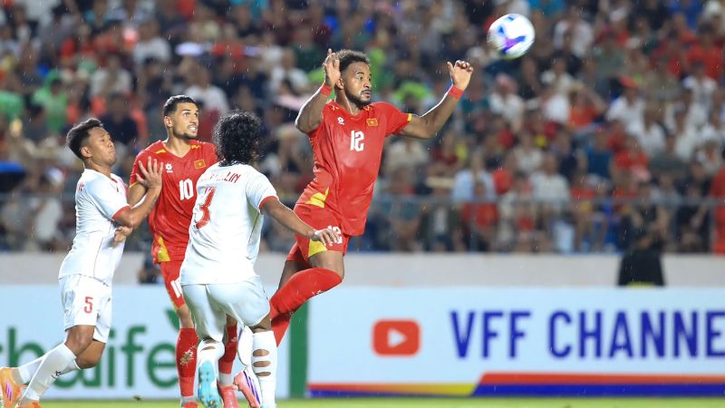 Cau-thu-doi-tuyen-Dong-Timor-thi-dau-trong-tran-gap-Viet-Nam