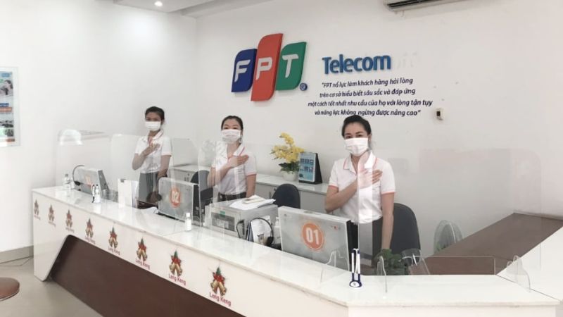 Nhan-vien-ho-tro-nhung-dich-vu-tai-Van-phong-FPT-Telecom-Vinh-Long