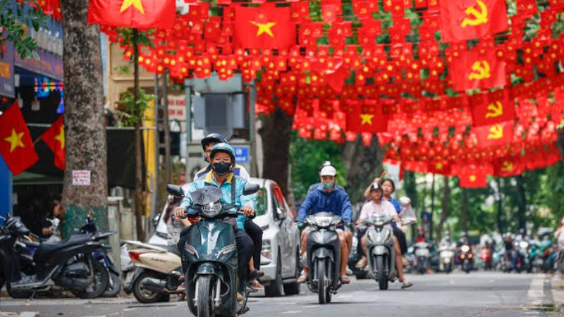 Cờ Tổ quốc tung bay trong không khí kỷ niệm ngày Quốc khánh