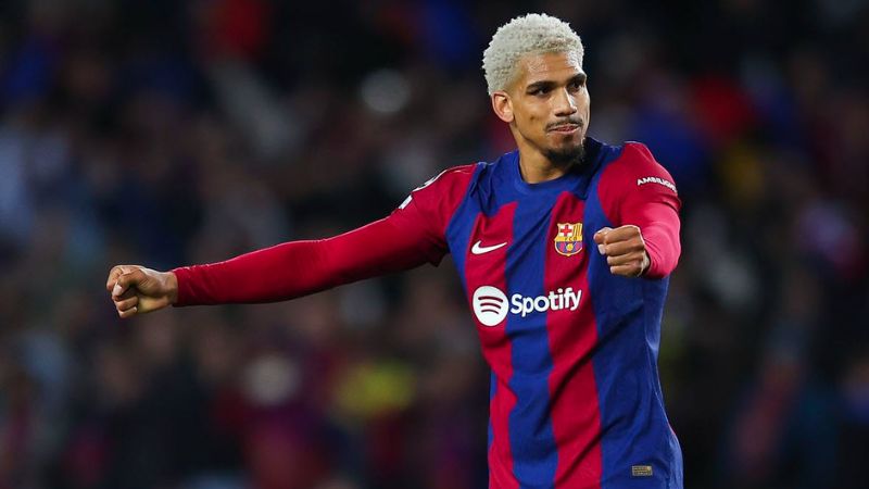 Ronald-Araujo-thi-dau-trong-mau-ao-Barcelona