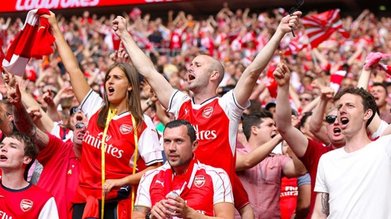 Nguoi-ham-mo-Arsenal-dang-doi-theo-tung-dien-bien-chuyen-nhuong-he-nay