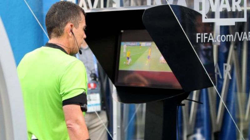 VAR sẽ có thêm quyền can thiệp với một số tình huống thẻ phạt từ mùa 2026/27