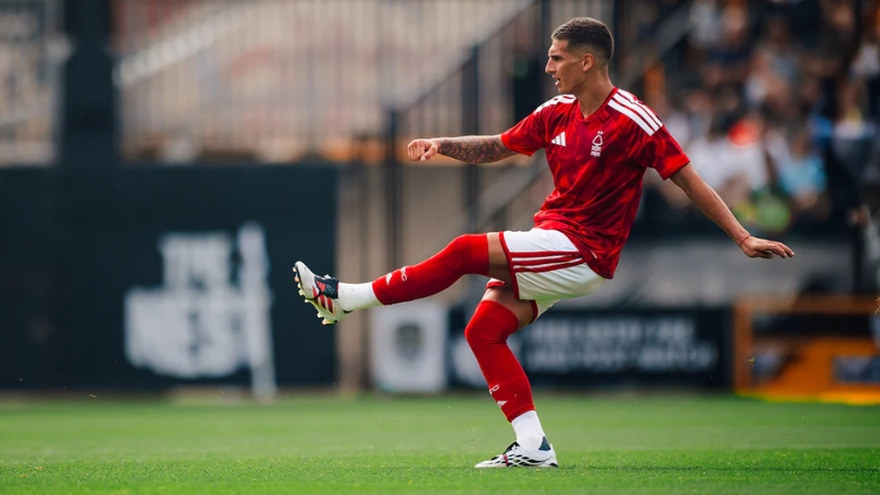 Trang phục thi đấu Premier League mùa 2026/27 sân nhà của Nottingham Forest