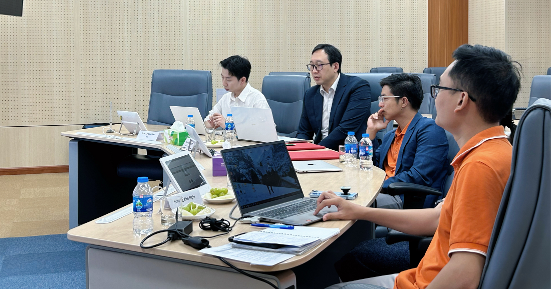 Đại diện Tập đoàn FPT và Công ty G2E Korea trao đổi tại buổi ký kết. Ảnh: FPT.