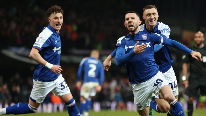 Ipswich trở lại Premier League và bắt đầu mùa giải mới trên sân nhà Portman Road