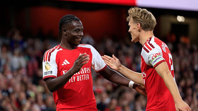 Bukayo Saka dứt điểm phút 23