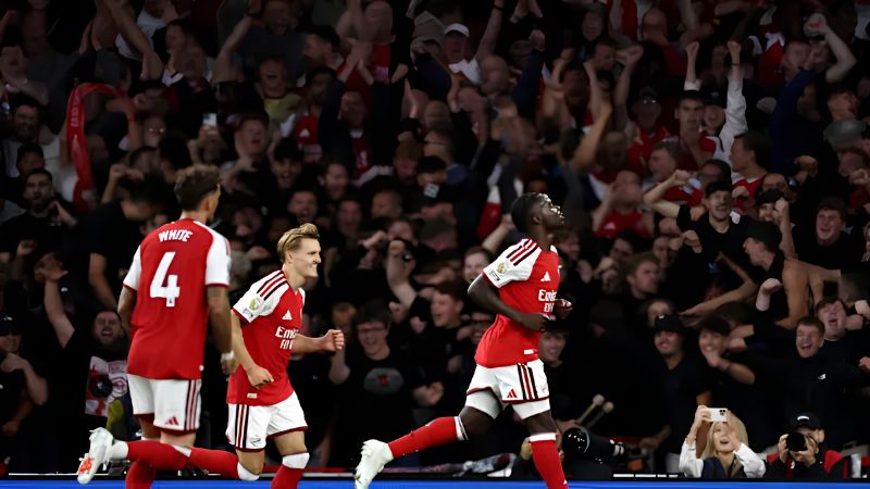 Khán giả sân nhà hài lòng với màn trình diễn của Arsenal