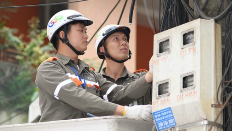 Kỹ thuật viên FPT triển khai lắp đặt Wifi nhanh chóng, chuyên nghiệp