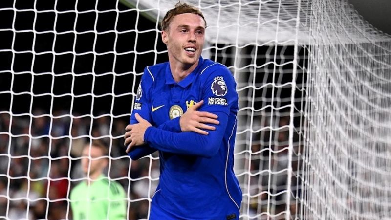 Cole Palmer ăn mừng bàn thắng thứ 3 của Chelsea
