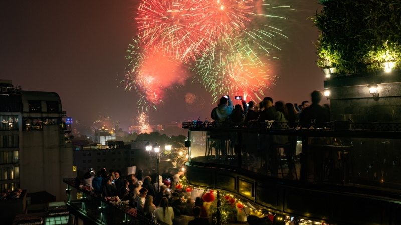 Lựa chọn quán cà phê, nhà hàng có khu vực rooftop để xem pháo hoa