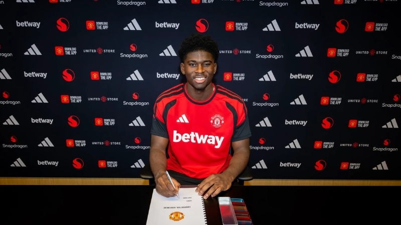 Carlos Baleba trong buổi lễ ra mắt Manchester United