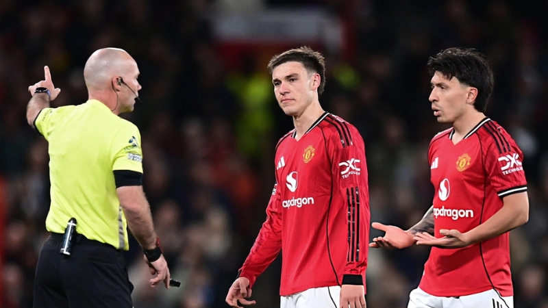 Lisandro Martínez kéo tóc Calvert-Lewin và bị thẻ đỏ ở mùa giải 2025/26