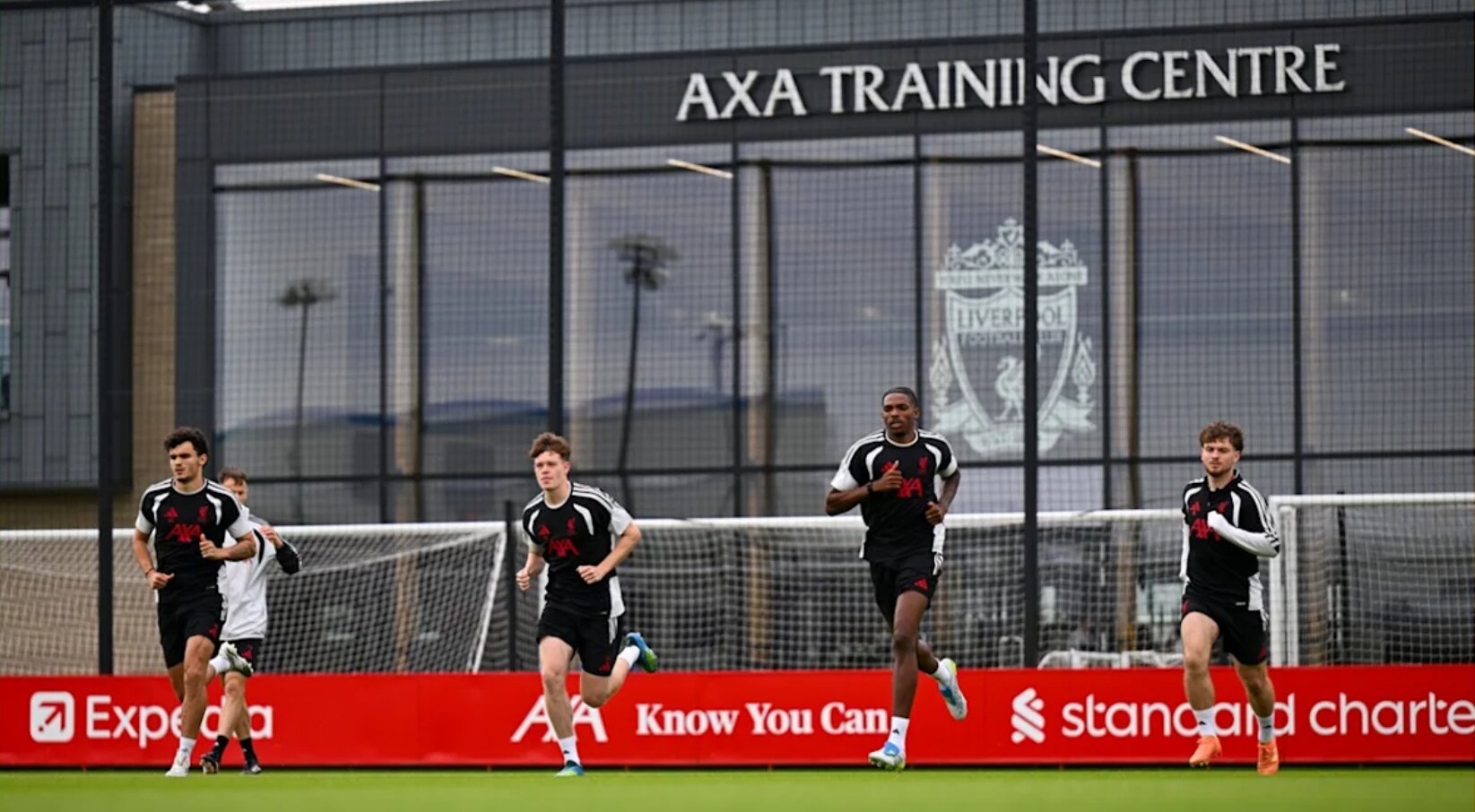 Các cầu thủ Liverpool tích cực tập luyện dưới sự hướng dẫn của tân HLV Iraola