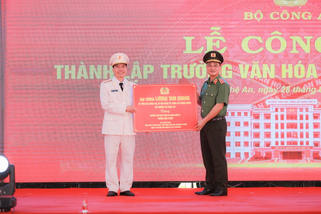 Thứ trưởng Bộ C&ocirc;ng an tham quan ph&ograve;ng học STEM do FPT Telecom đồng h&agrave;nh triển khai tại trường Văn h&oacute;a C&ocirc;ng an Nh&acirc;n d&acirc;n VI tại Nghệ An