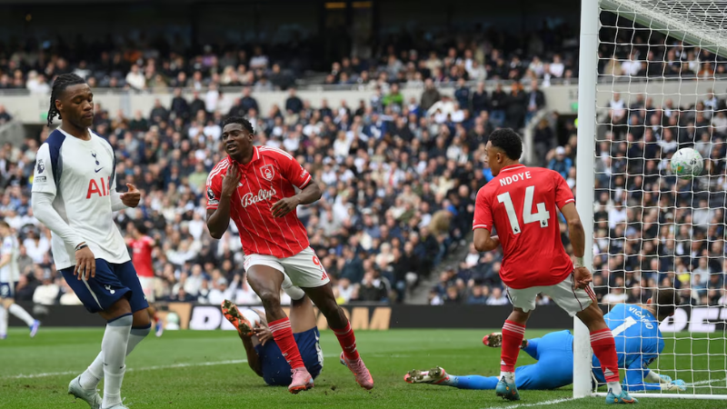 Taiwo Awoniyi ăn mừng bàn thắng thứ ba trước Tottenham ở mùa giải trước