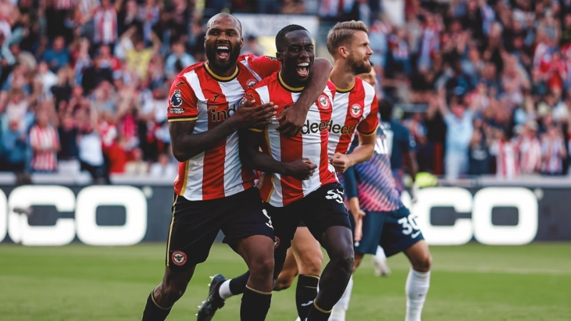 Kayode (chính giữa) ghi bàn góp phần giúp Brentford thắng 3-0 trước Tottenham
