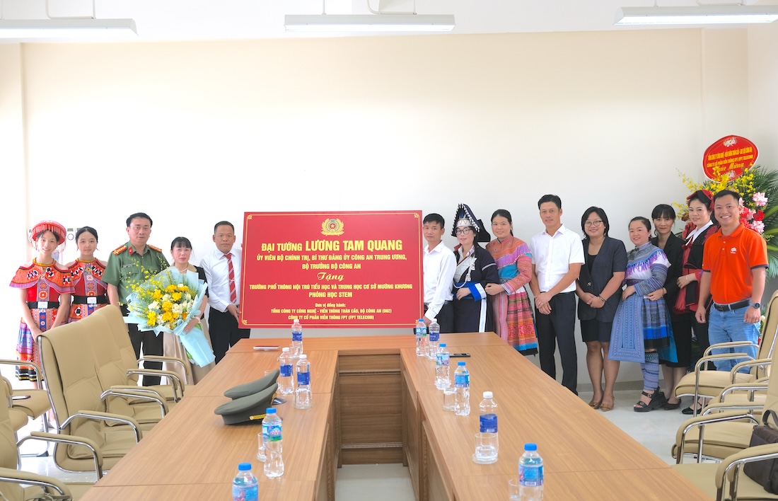FPT Telecom đồng h&agrave;nh c&ugrave;ng Bộ C&ocirc;ng an trao tặng ph&ograve;ng STEM tại c&aacute;c điểm trường kh&oacute; khăn, mở c&aacute;nh cửa c&ocirc;ng nghệ cho thế hệ tương lai