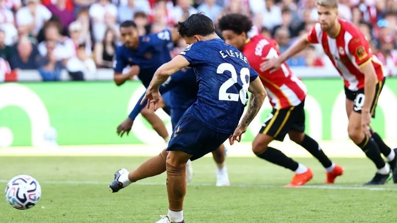 Enzo Le Fée thực hiện thành công quả phạt đền giúp Sunderland cầm hòa Brentford 1-1