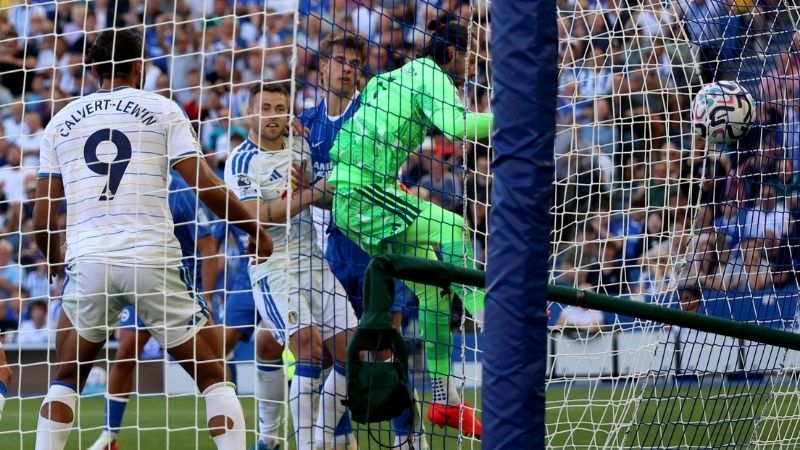 Luka Vušković đánh đầu ghi bàn giúp Brighton giữ lại một điểm trước Leeds United