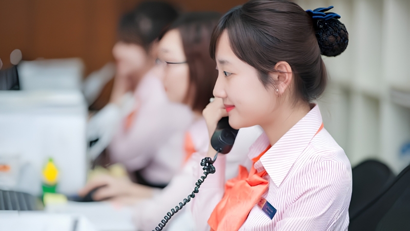Khách hàng lựa chọn đăng ký gói cước dịch vụ tại VPGD FPT Hai Bà Trưng