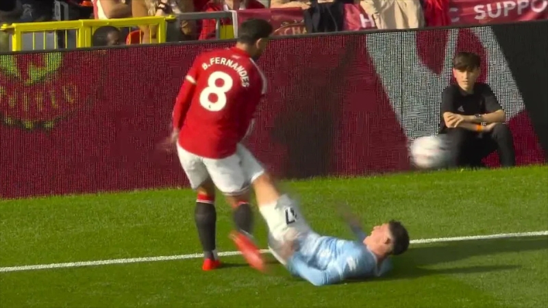 Tình huống dẫn đến thẻ đỏ trực tiếp của Phil Foden