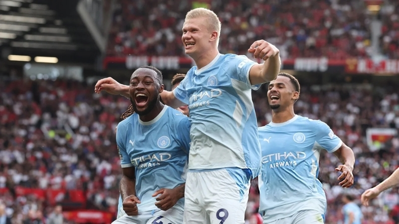 Haaland ghi bàn giúp Man City thắng derby Manchester dù thi đấu thiếu người