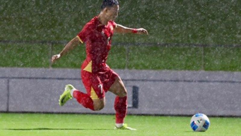 Thời tiết khắc nghiệt gây không ít khó khăn cho các cầu thủ trên sân