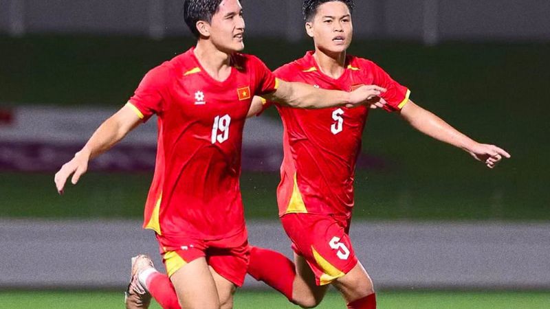 Ngọc Mỹ ăn mừng bàn gỡ hòa 1-1 cùng đồng đội