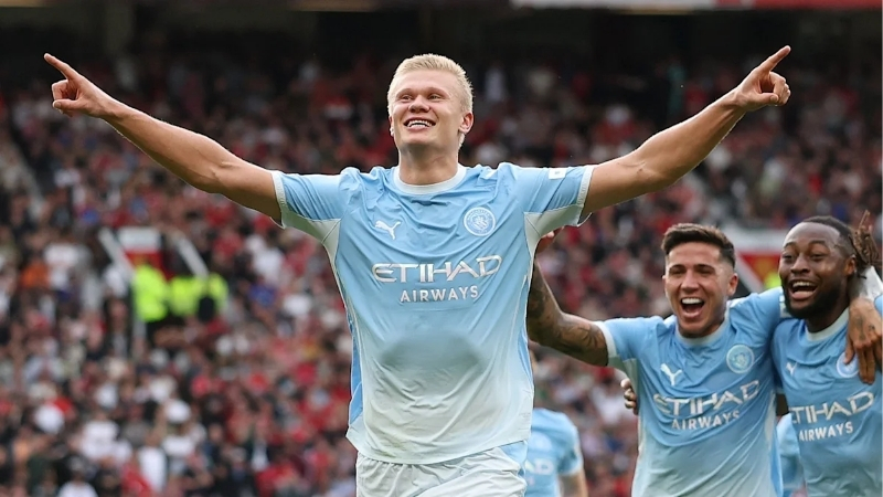 Erling Haaland ăn mừng bàn thắng trong derby Manchester