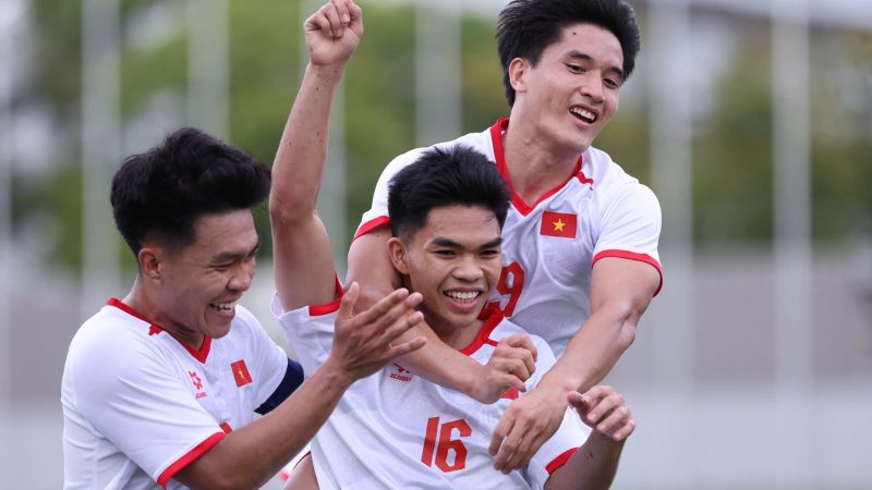 Các cầu thủ ăn mừng chiến thắng 2-0 trước U23 Philippines