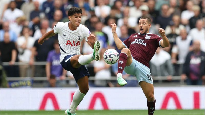 Aston Villa đánh bại Tottenham 3-2 khiến Gà trống vẫn chưa thể thoát nhóm cuối bảng