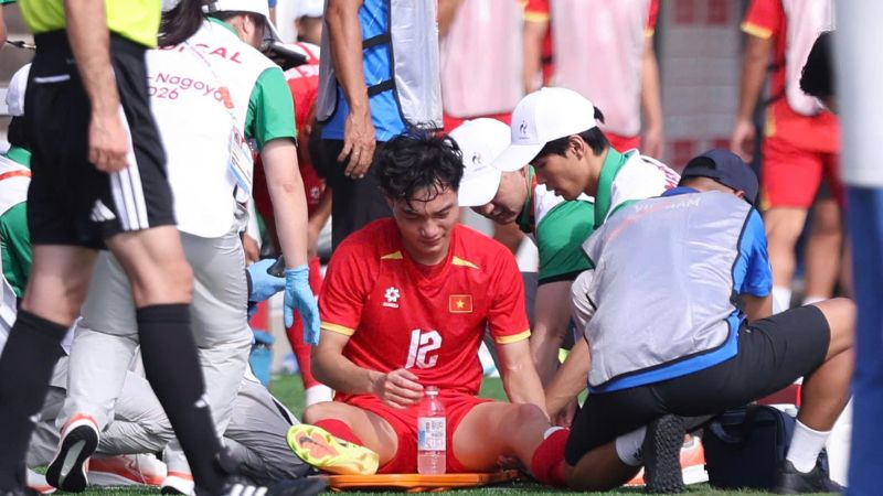 Cầu thủ Xuân Bắc gặp chấn thương phải ra sân ở phút 34