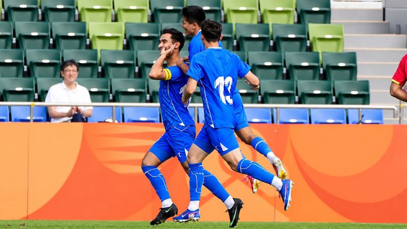 Các cầu thủ Uzbekistan ăn mừng sau chiến thắng