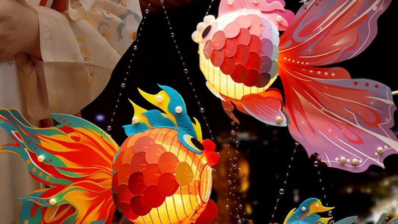 Đèn lồng đỏ tạo nên không gian Trung thu truyền thống