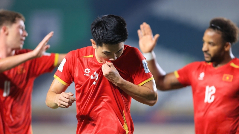 Đình Bắc ghi bàn mở tỷ số trong trận Việt Nam vs Philippines
