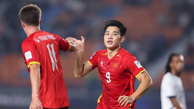 ĐT Việt Nam đứng thứ hai với 3 điểm nhờ chiến thắng 1-0 trước Philippines